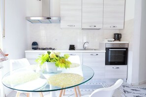 Fridge, microwave, oven, stovetop - Wisteriaroom Appartamento in Villa 10 Min. da Como (Como)