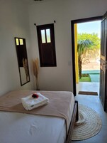 Kahden hengen standard-huone, näköala uima-altaalle | Ilmainen Wi-Fi