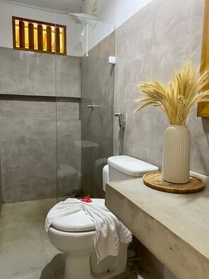 Ducha, toallas, jabón, shampoo