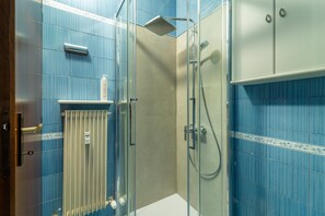 Apartemen, balkon | Shower kamar mandi