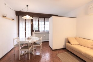 Apartment, Balcony | Living area | 35-inch TV with digital channels - Casa Saronni by Wonderful Italy (Bellagio)