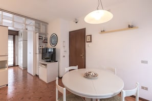 Apartment, Balkon | Wohnbereich | 35-Zoll-Fernseher mit Digitalempfang