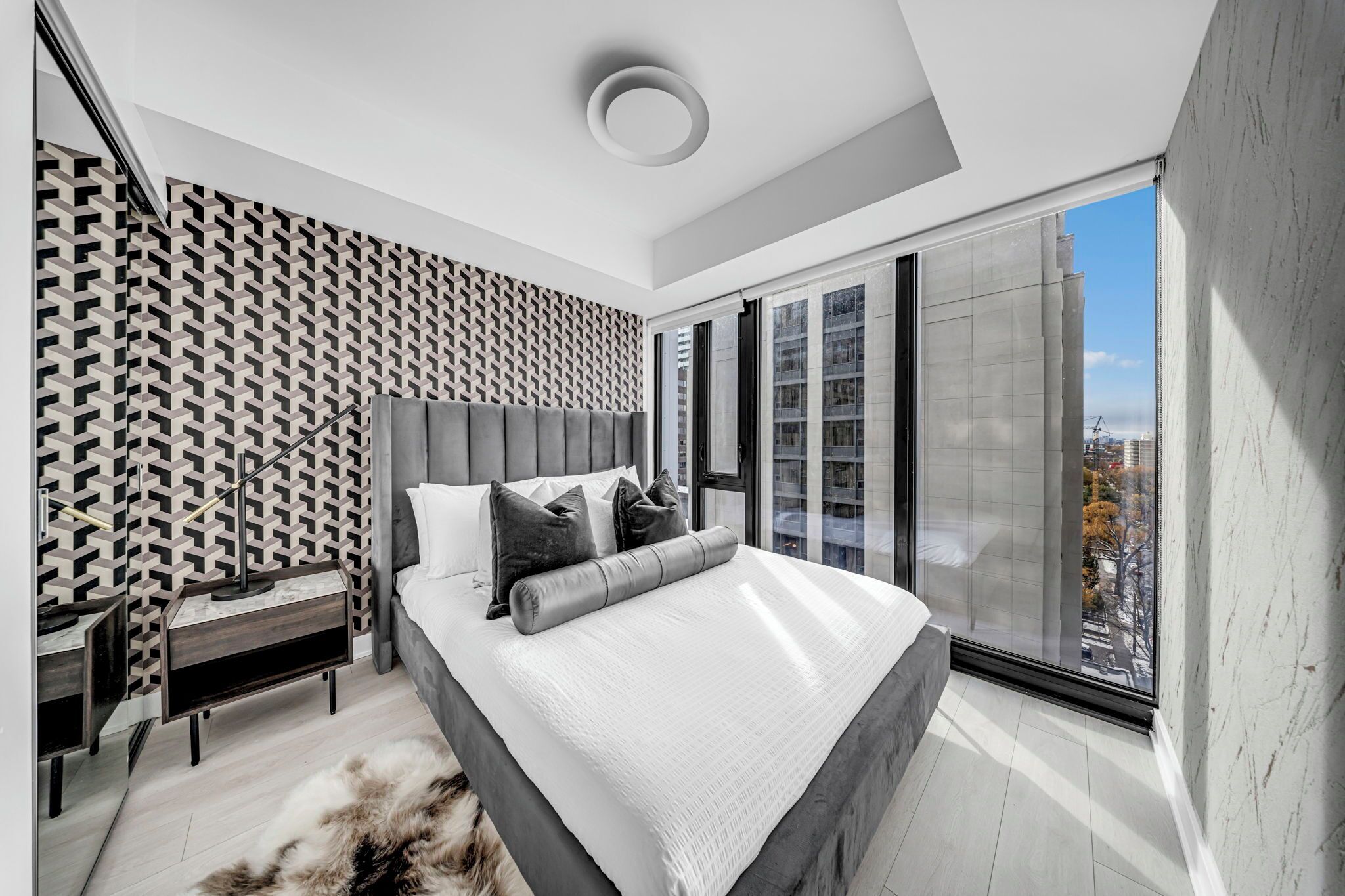 ห้องพรีเมียร์สวีท | เครื่องนอนระดับพรีเมียม, ผ้านวมขนเป็ด, ห้องพักตกแต่งอย่างมีเอกลักษณ์