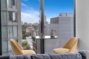 Suíte executiva, vista para a cidade | Opções para refeição no quarto