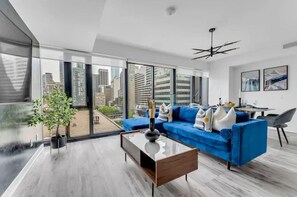 Condo presidencial | Área de estar | TV de tela plana 55 polegadas com canais a cabo