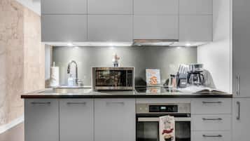 Refrigerador con freezer, microondas, horno, placa de cocina