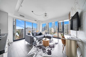 行政套房, 城市景觀 | 起居區 | 55-吋平面電視,提供有線頻道