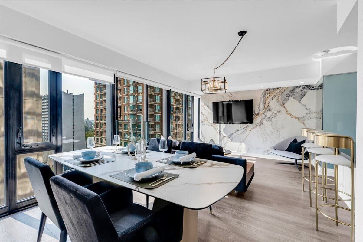 Suite – royal | Oppholdsområde | En 55-tommers Flatskjerm-TV med kabel-kanaler