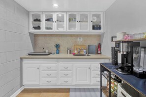 Refrigerador, microondas, cafetera y tetera y tetera eléctrica 