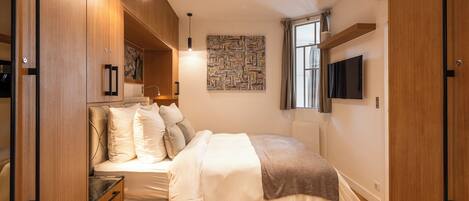 1 غرفة نوم وخزنة داخل الغرفة ومكتب ومكواة/لوح كي