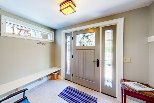 Interior - Charming retreat near the ocean with W/D, games, & trails (Eastham)