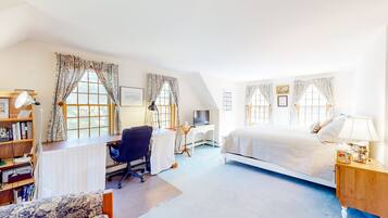 5 slaapkamers, een strijkplank/strijkijzer, internet, beddengoed