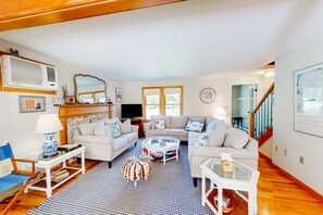 TV, books - Charming retreat near the ocean with W/D, games, & trails (Eastham)