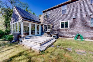Terrace/patio - Charming retreat near the ocean with W/D, games, & trails (Eastham)