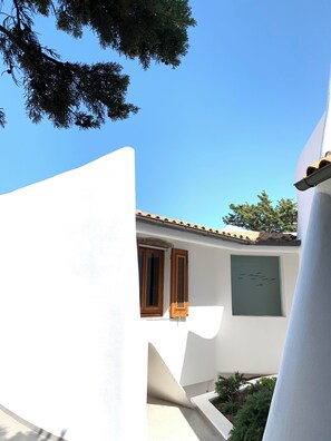 Exterior detail - Villa with huge garden close to the beach (Portobello SS)