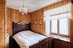 6 bedrooms, iron/ironing board, WiFi, bed sheets