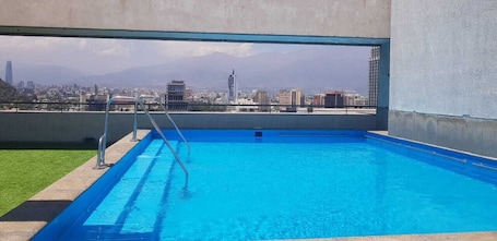 Una piscina al aire libre de temporada