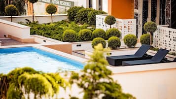 Una piscina al aire libre, una piscina climatizada