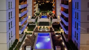 Utendørsbasseng og et oppvarmet basseng