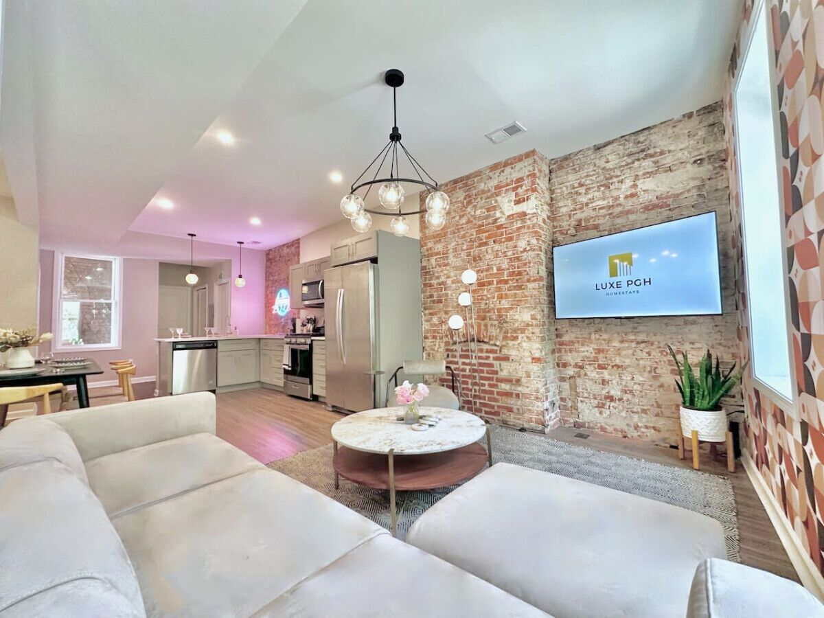 Luxe Troy Hill Apt | Skyline View | BBQ | Sleeps 8