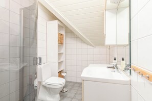 Lägenhet Deluxe | Badrum | Dusch, hårtork, tvål och schampo