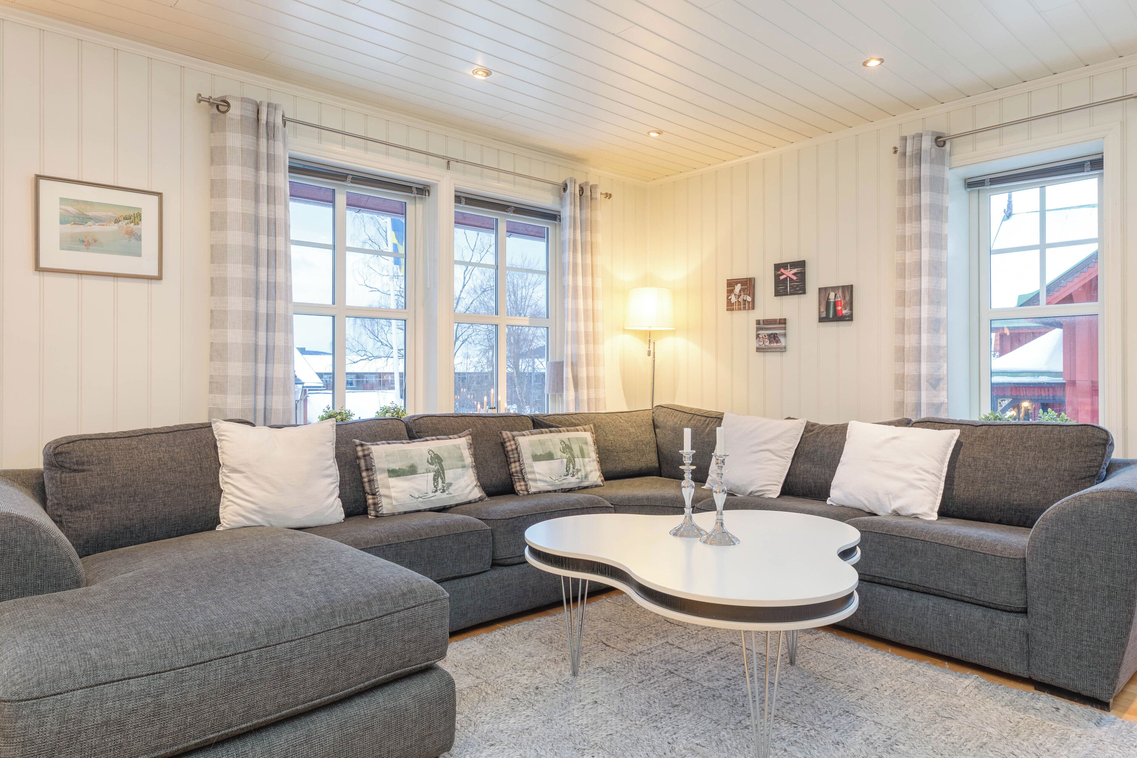 Deluxe Apartment | Living area | Flat-screen TV