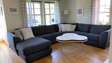 Deluxe Apartment | Living area | Flat-screen TV