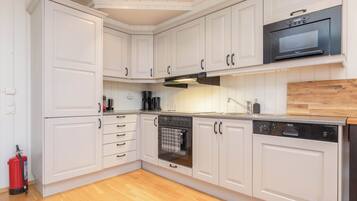 Deluxe Apartment | Private kitchen | Full-size fridge, microwave, oven, stovetop