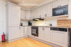 Deluxe Apartment | Private kitchen | Full-size fridge, microwave, oven, stovetop - Are Travel - Are Park (Åre)