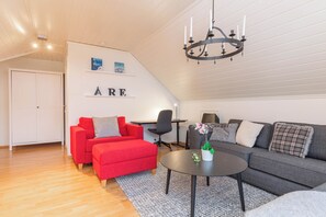 Leilighet – deluxe | Oppholdsområde | Flatskjerm-TV