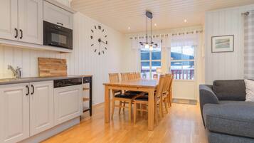 Deluxe Apartment | Private kitchen | Full-size fridge, microwave, oven, stovetop