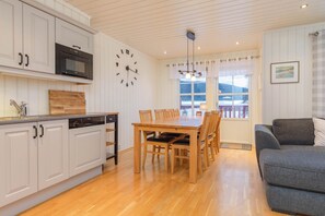 Deluxe Apartment | Private kitchen | Full-size fridge, microwave, oven, stovetop - Are Travel - Are Park (Åre)