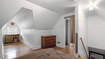 2 Schlafzimmer, Schreibtisch, Bügeleisen/Bügelbrett, Reisekinderbett