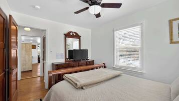 2 bedrooms, iron/ironing board, free WiFi, bed sheets