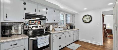 Jääkaappi, mikroaaltouuni, uuni, liesi