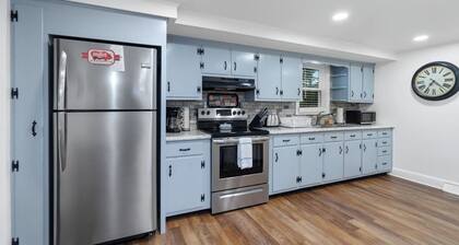 Charming 2-bedroom house with WiFi, AC, Gorgeous Views in serene Middletown
