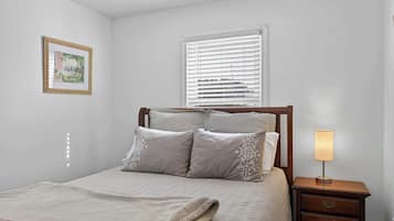 2 bedrooms, iron/ironing board, free WiFi, bed sheets