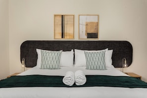 2 bedrooms, in-room safe, iron/ironing board, Internet - Designer Apartment in Heart of CBD (Cape Town)