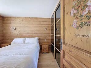 3 bedrooms, iron/ironing board, WiFi