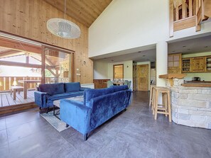 Een televisie en een open haard