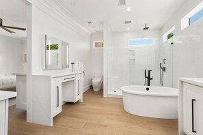 Douche, baignoire à jets, bidet, serviettes fournies