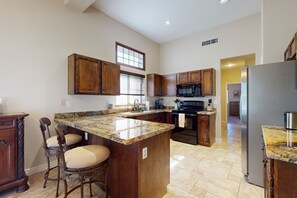 Kylskåp, mikrovågsugn, ugn och spishäll