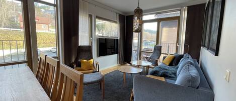 Family Apart Daire, Dağ Manzaralı | Oturma alanı | Düz ekran televizyon