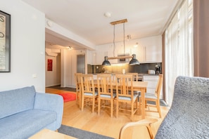 Familienapartment, Bergblick | Wohnbereich | Flachbildfernseher