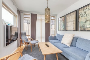 Apartament familiar, vistes a la muntanya | Sala d'estar | Televisor de pantalla plana