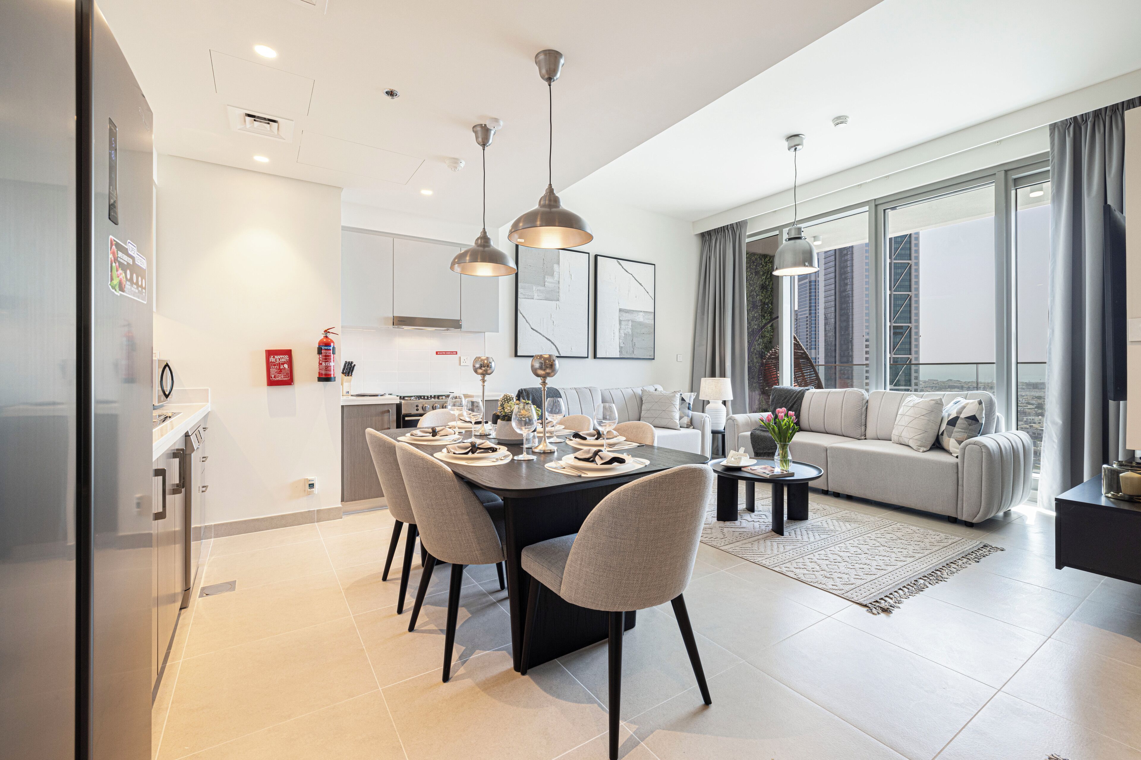 Un espacio habitable moderno con comedor, sofá y cocina.