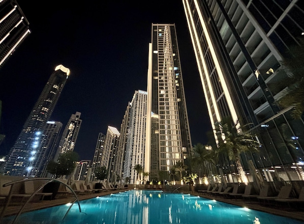 2 utomhuspooler, öppet 06.30 till 22.00, parasoller och solstolar