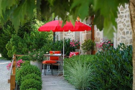Terrace/patio. Au Grand Fête