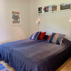 Tabla de planchar con plancha, wifi gratis y ropa de cama