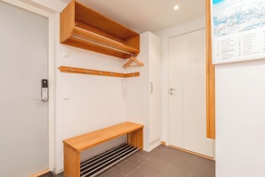 Tabla de planchar con plancha, wifi gratis y ropa de cama
